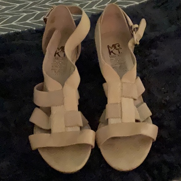 Cream colour heel in size 8 - Picture 1 of 2